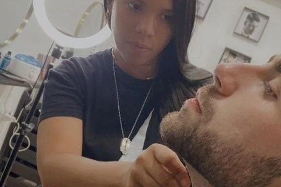 Andrea Calzadilla trabajando de cerca en el arreglo de una barba