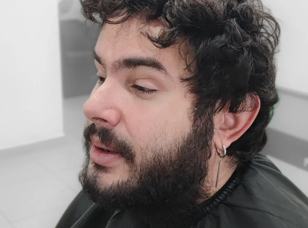 Antes: rizos y barba